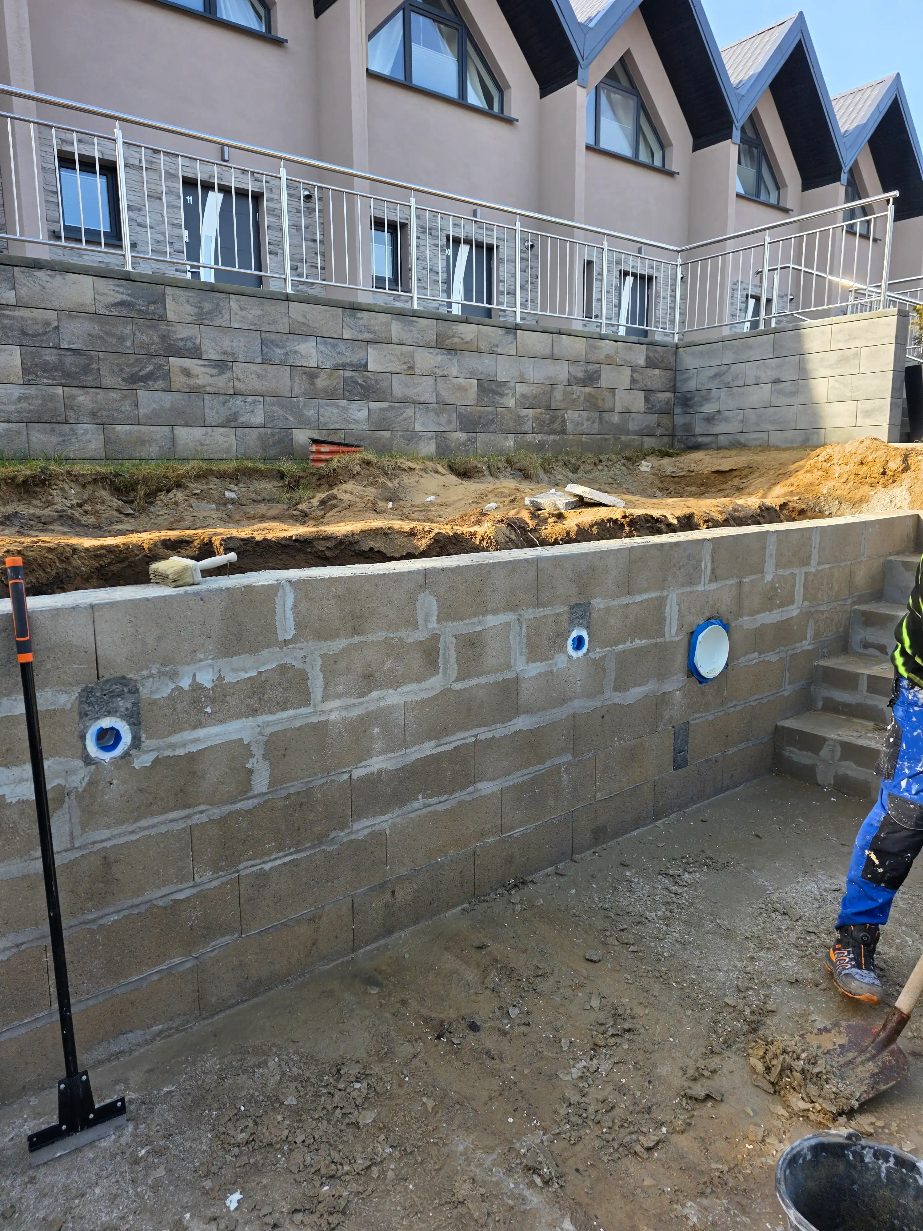 Basen betonowy z folią ELBE — od wykopu po wodę — Folia zbrojona ELBE Pool Surface®, realizacja JML-SPA
