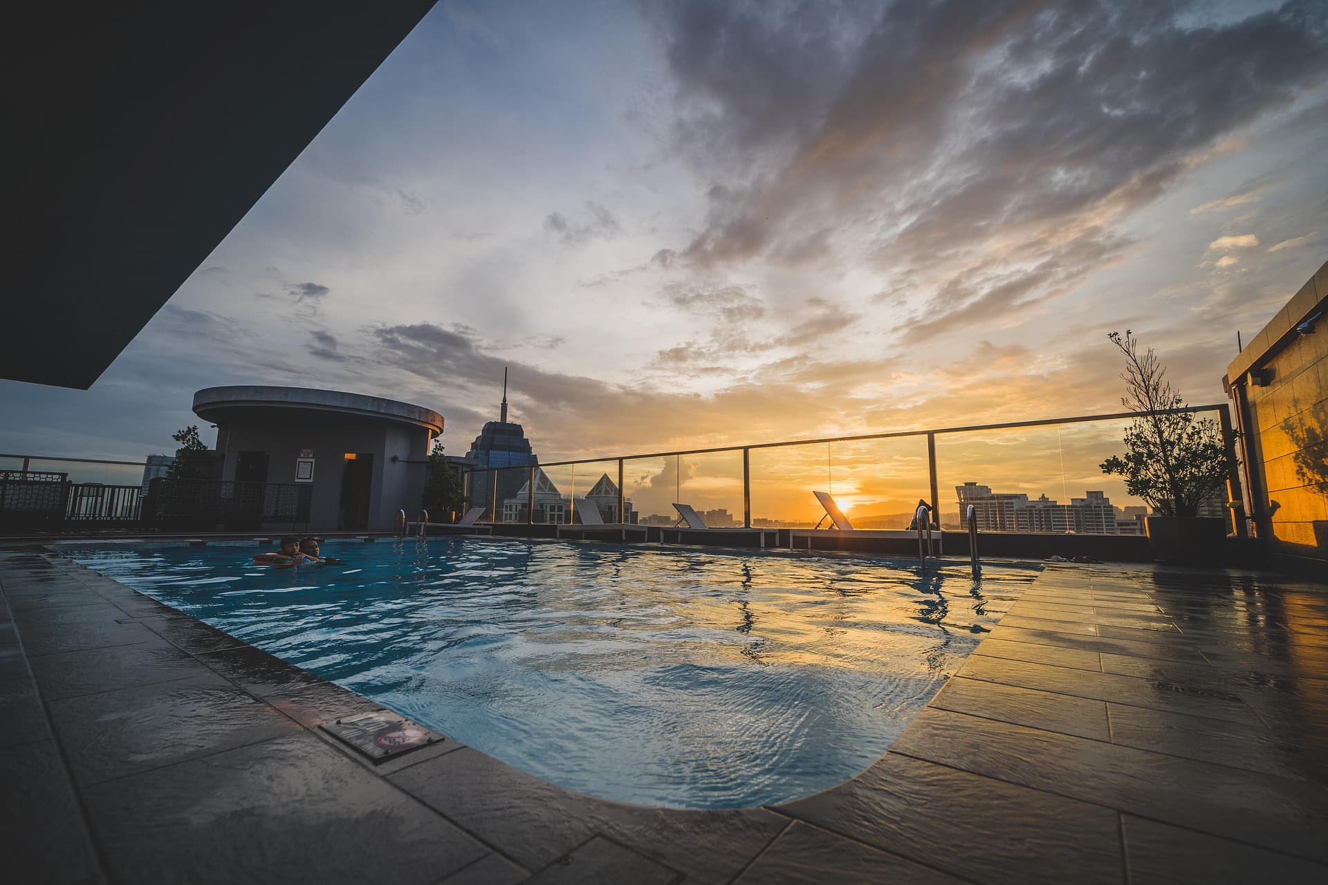 Basen wyłożony folią ELBE Pool Surface w nowoczesnym ogrodzie