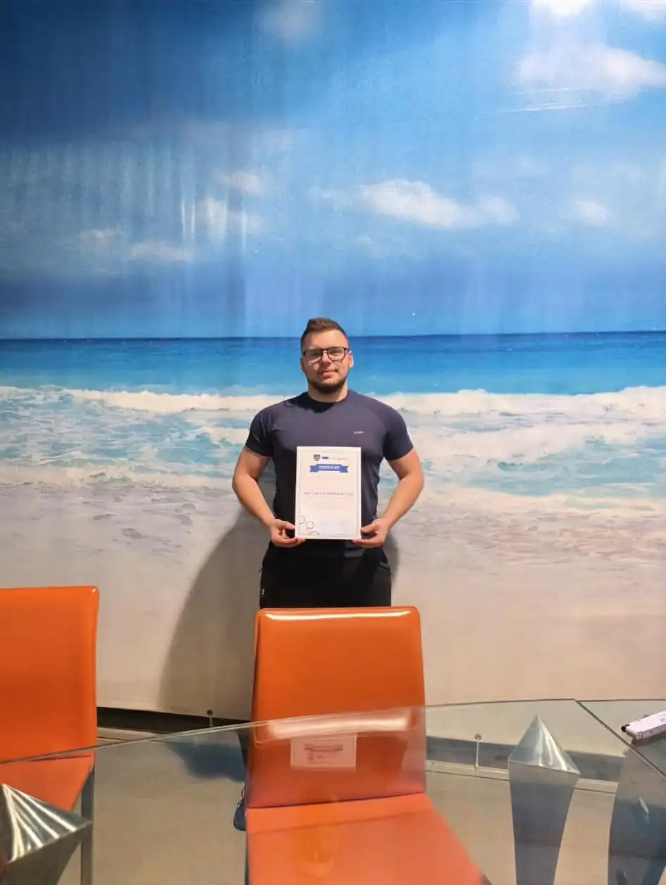 Marcel Lobermajer, założyciel JML-SPA, z certyfikatem ELBE Pool Surface®